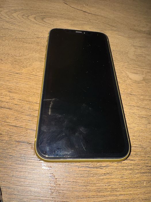 IPhone 11 Żółty pekniety ekran