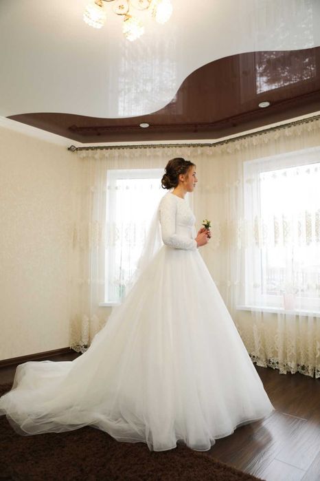 Весільна сукня зі шлейфом