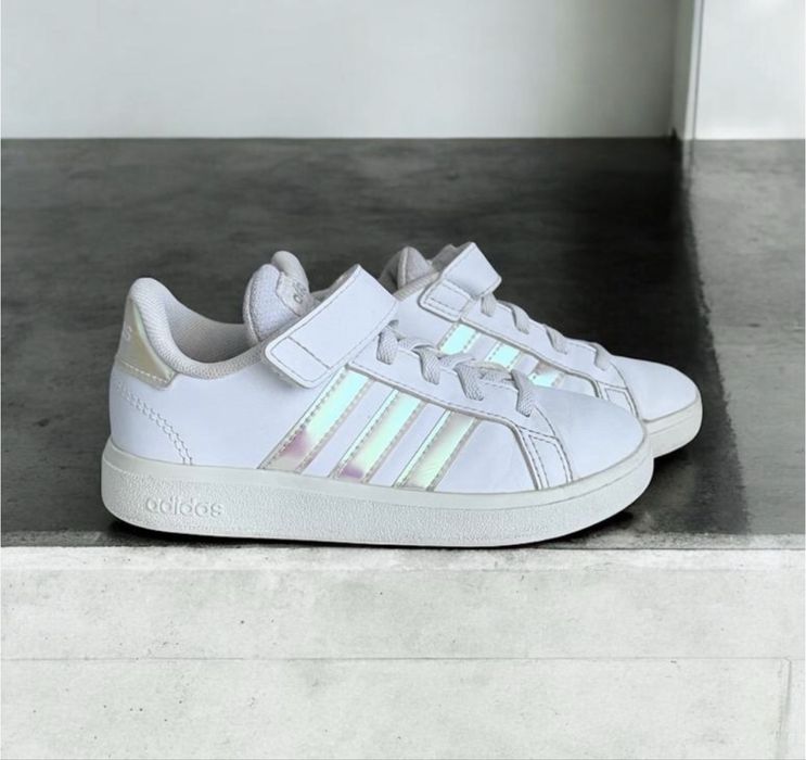 Оригінальні кросівки Adidas на дівчинку