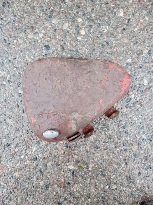 Pojemnik narzędziowy, boczek od motoru z czasów PRL