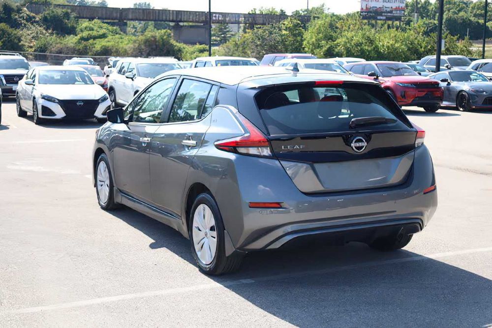 Nissan LEAF      2022