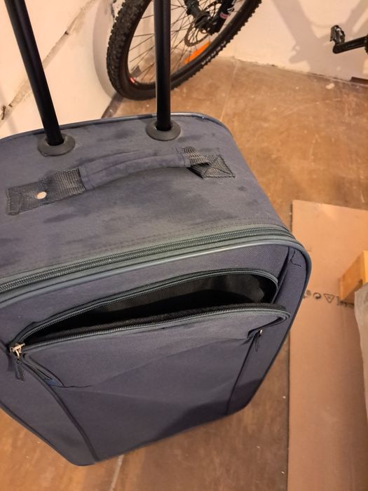 Walizka ciemnogranatowa