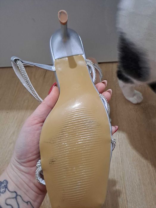 Sandały srebrne na obcasie