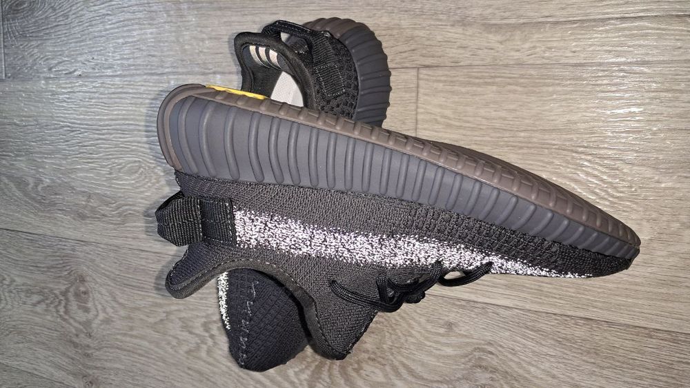 Кросівки Yeezy Boost дуже високої якості! 
Розмір по устілці 24.5см.