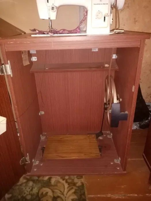 Рабочая Швейная машинка Чайка 142-М, ножным механическим приводом