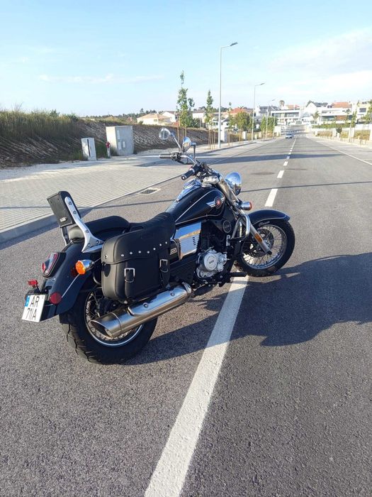 Motociclo UM Renegade Commando