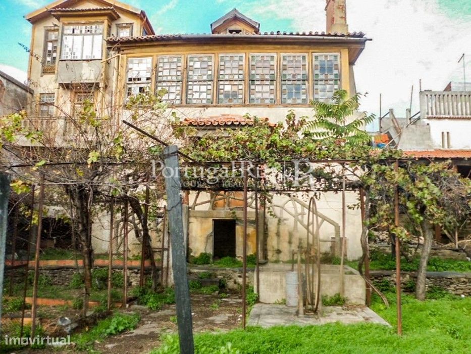 Casa Centenária com jardim em Vila Nova de Foz Côa