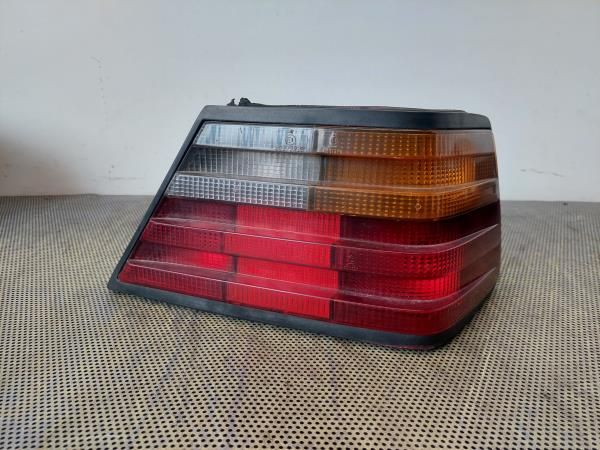 Farolim direito MERCEDES-BENZ Três volumes (W124)