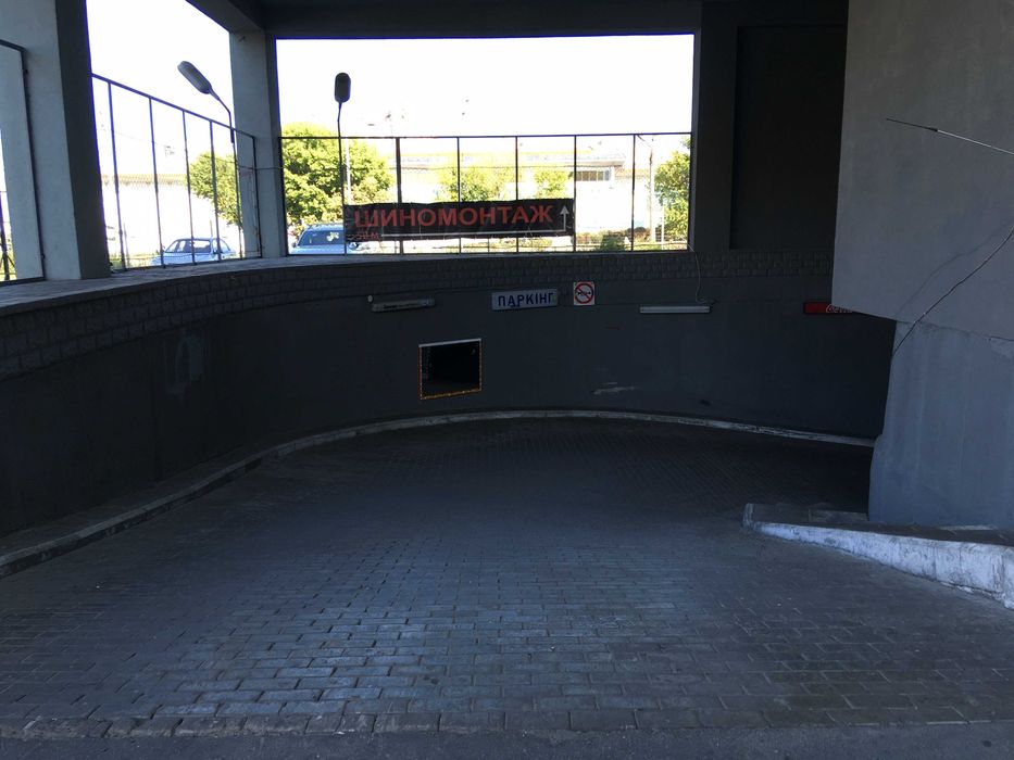 Продаж паркомісця Раїси Окіпної 4а