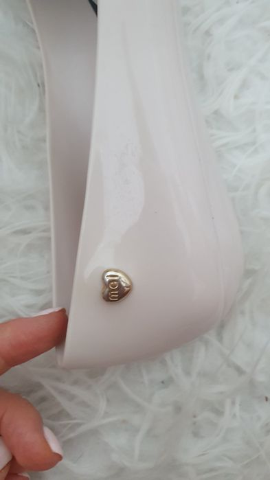 Buty Melissa 38 beżowe z czarnym kwiatem