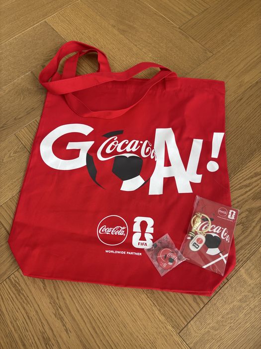 Zestaw gadzetow Coca-Cola x Fifa26