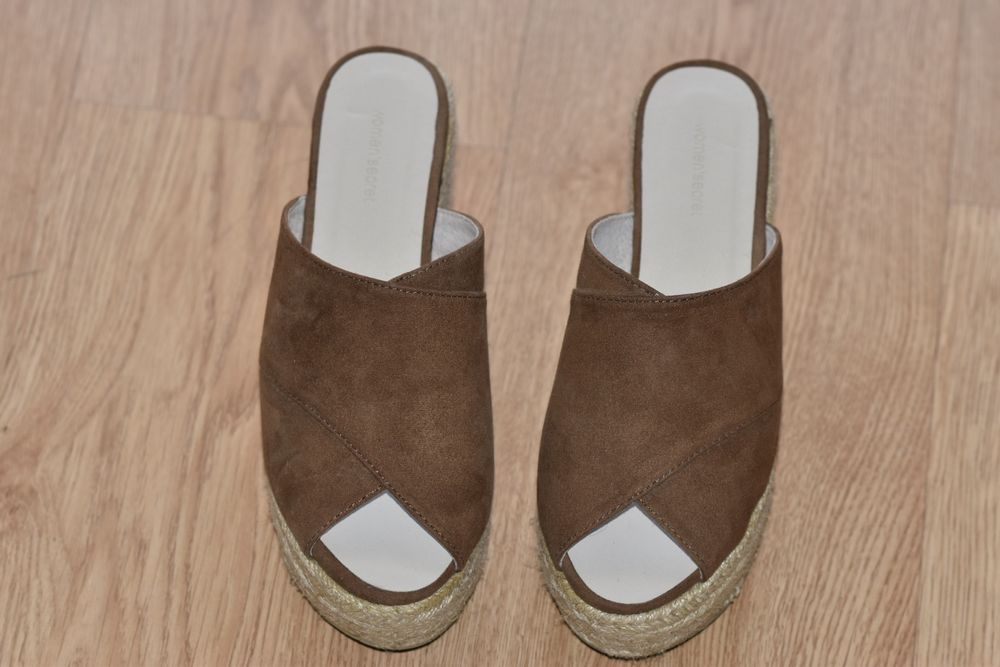 Sandálias salto em cunha