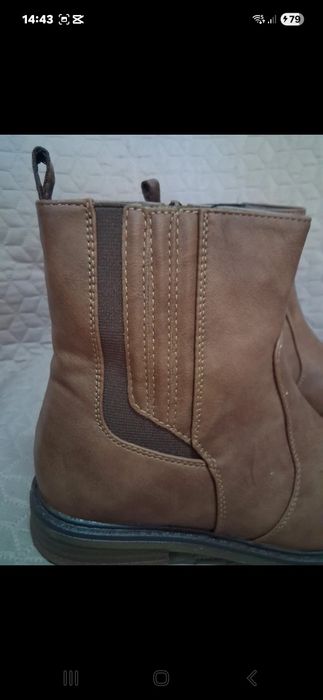 Botas castanhas com elastico e fecho