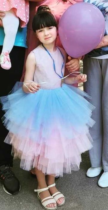 Святкова сукня, гарна, пишна, блискуча сукня. На Новий рік, випускний