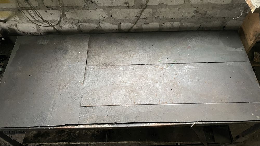 Продам стол металлический слесарный.