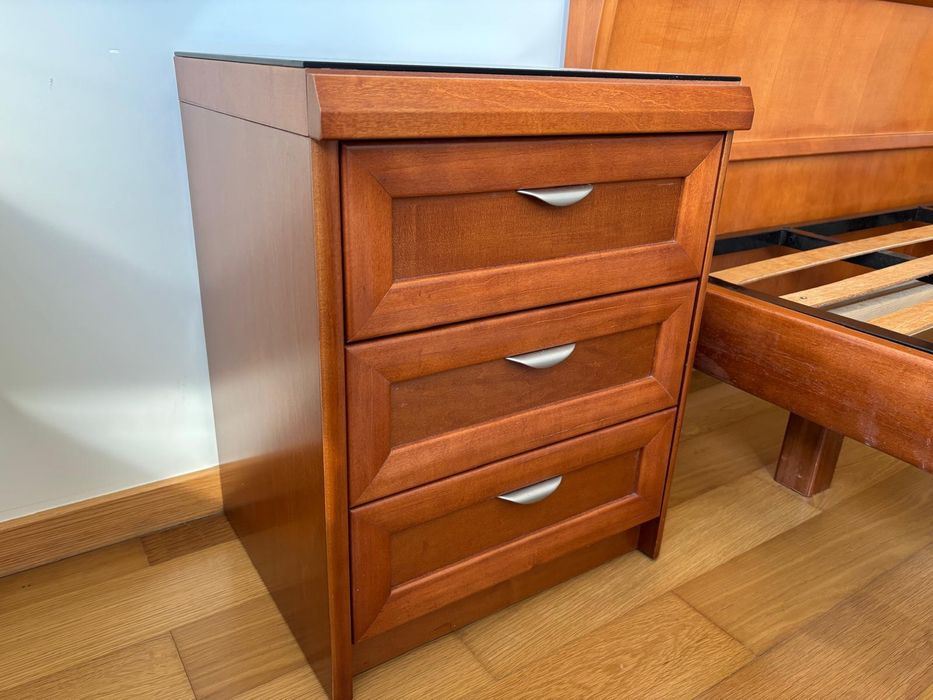 Conjunto quarto: cama + mesas cabeceira