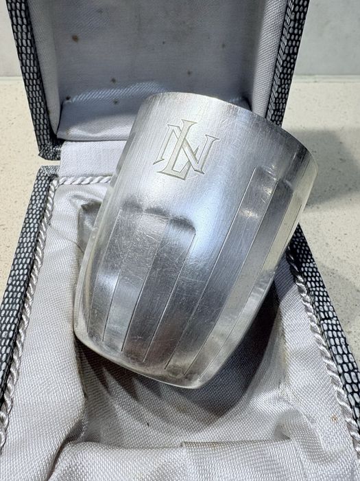 Antigo copo francês Ercuis com banho em prata contrastada