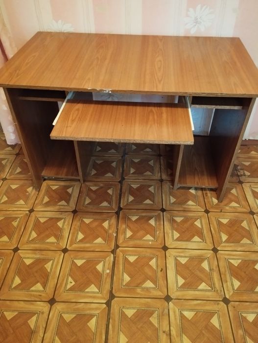 Меблі (сервант, трюмо, стіл)