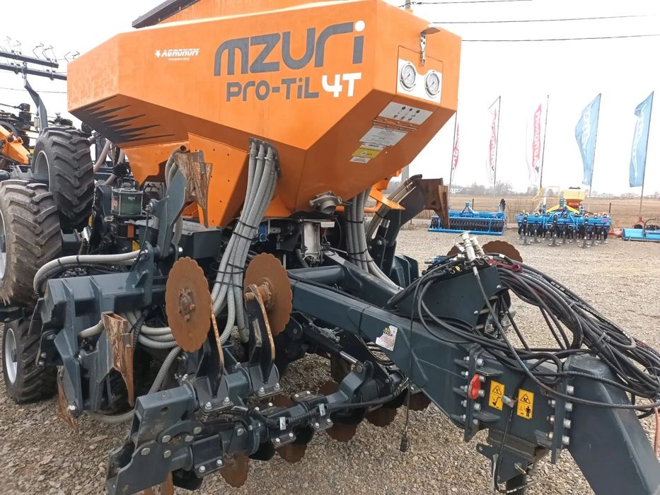 MZURI Pro-Til 4T Select z XZACT  Agregat uprawowo-siewny MZURI Pro-Til 4T Select XZACT siew punktowy
