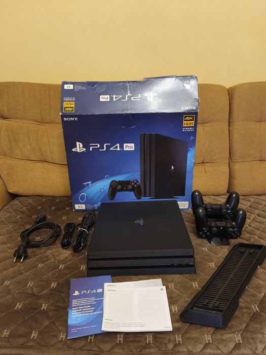 Продам Sony PlayStation 4 PRO 1 TB.