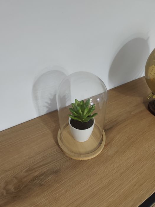 Campânula decorativa com planta artificial