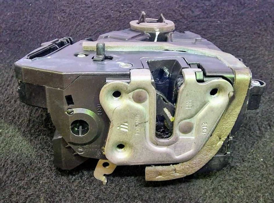 Fechadura / Fecho Porta Trás Direito 825021122R - RENAULT CAPTUR II