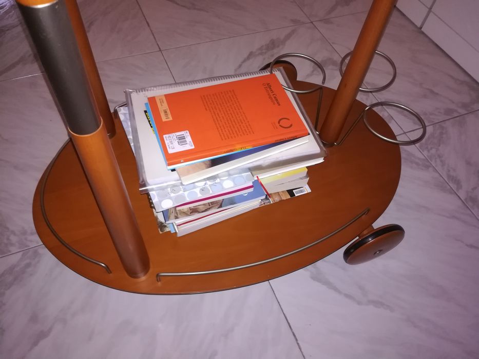 Mesa ou carrinho de apoio elegante.