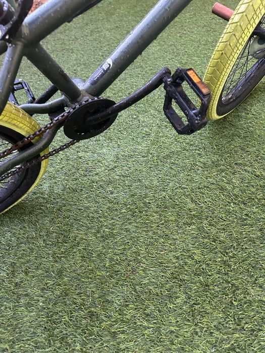 BMX cizenta com pneus verdes