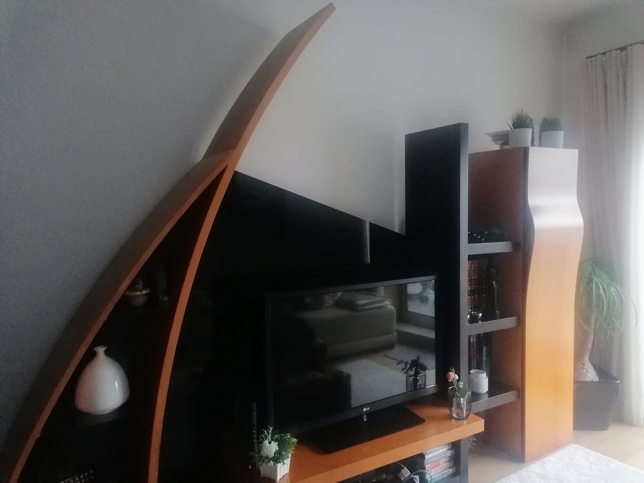 Móvel de TV em madeira e com vidro fosco preto