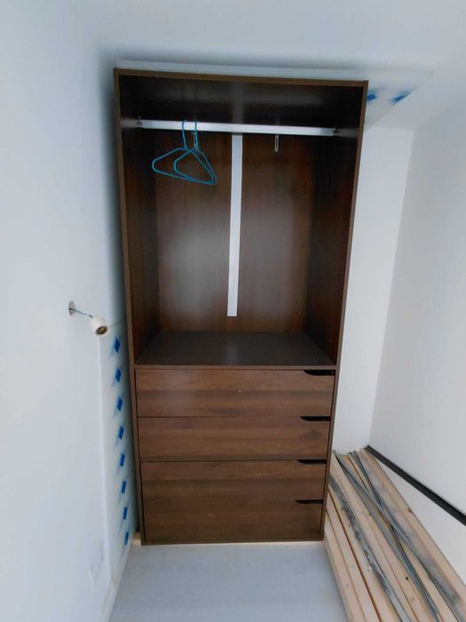 Mobílias - 2 camas de casal, 2 roupeiros, mesa de jantar e 6 cadeiras