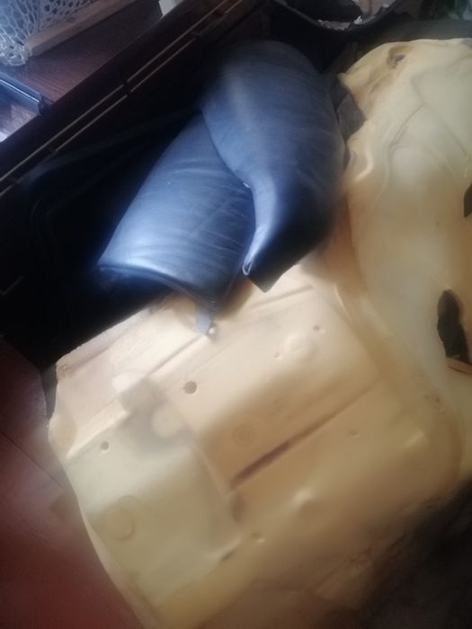 Диван, ковролін, карти е39