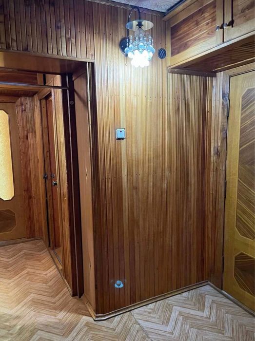 Продам двокімнатну квартиру .