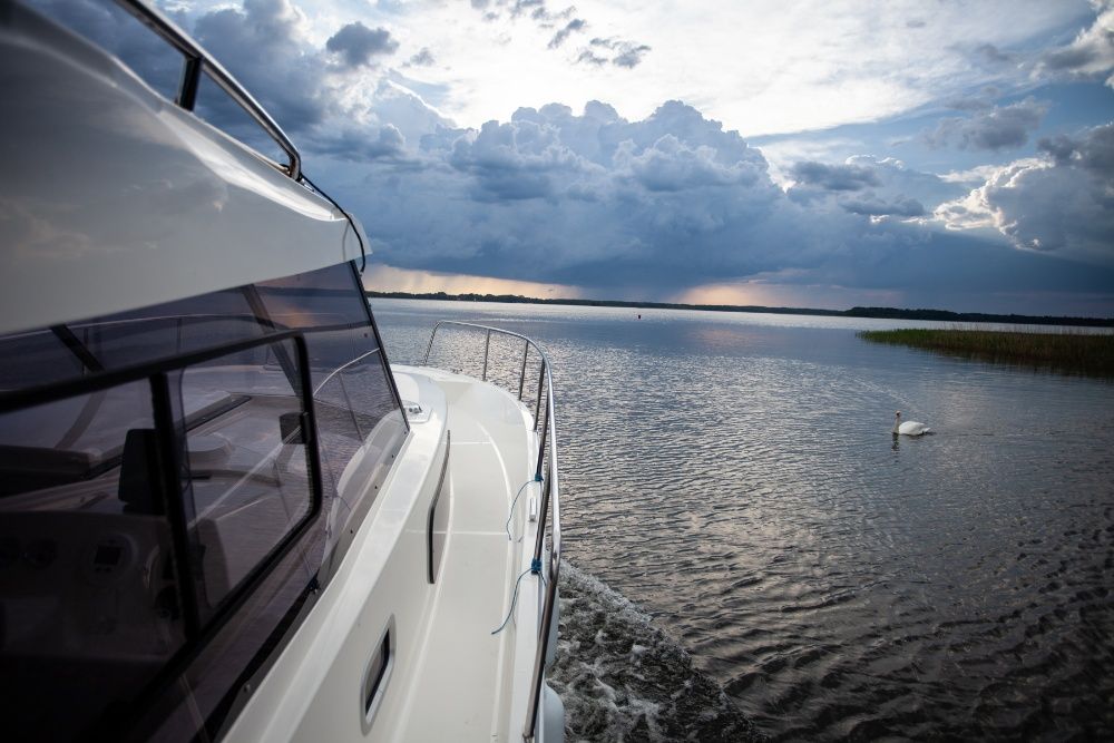 Wynajem czarter jachtu motorowego,motorówki NAUTIKA 830 mazury