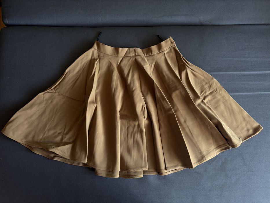 Brązowa gładka spódniczka