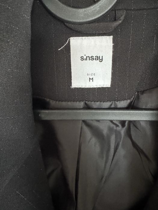Czarny garnitur damski Sinsay, zakiet M, spodnie L, ze srebrna nitka
