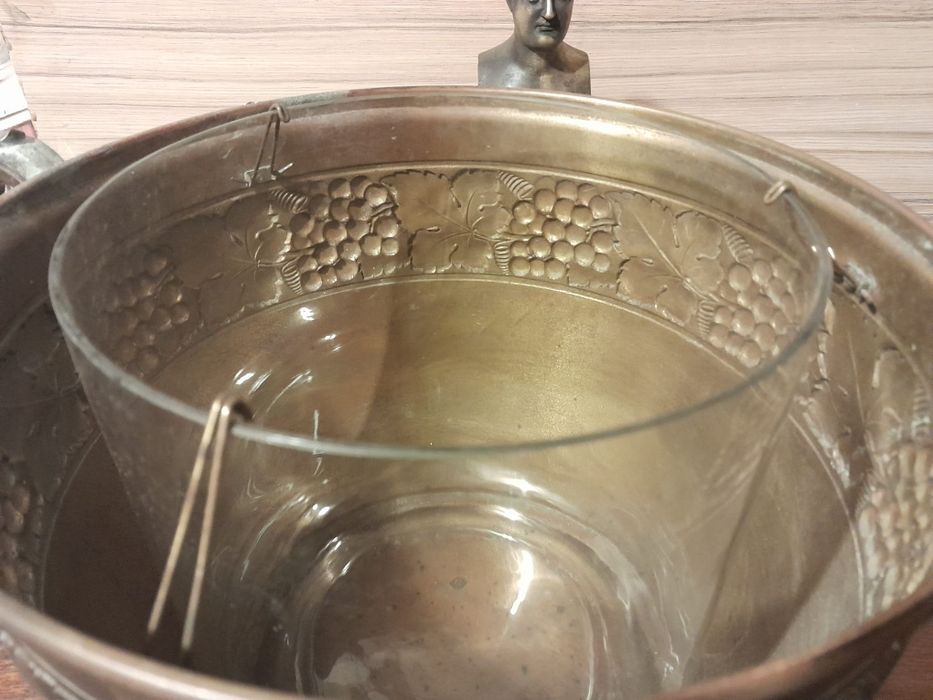 Wyjątkowy pojemnik na alkohol mosiężny  i zdobieniami winogron antyk