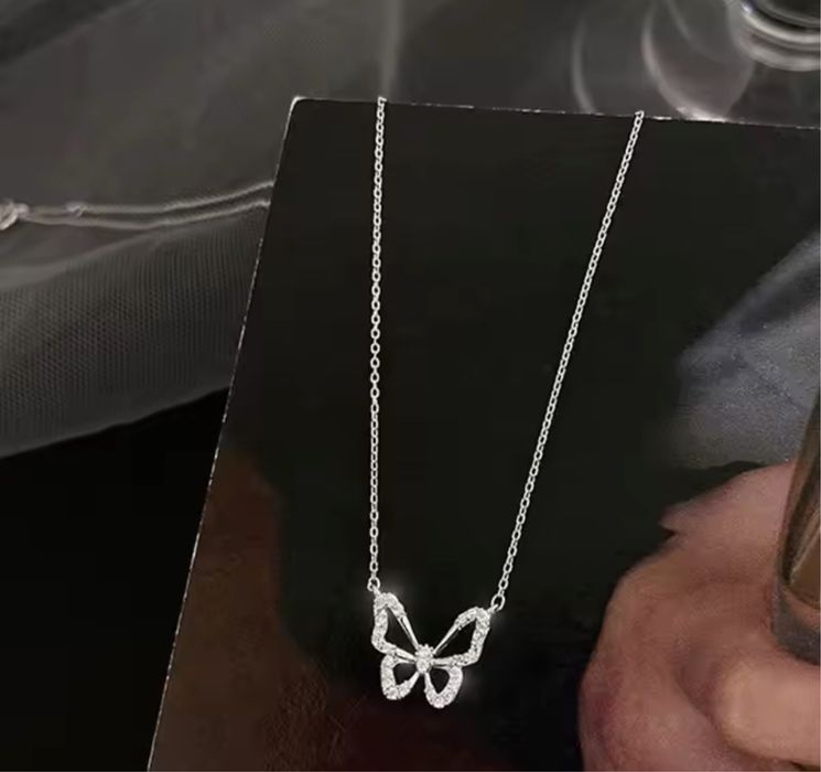 Colar em aço prateado com borboleta novo