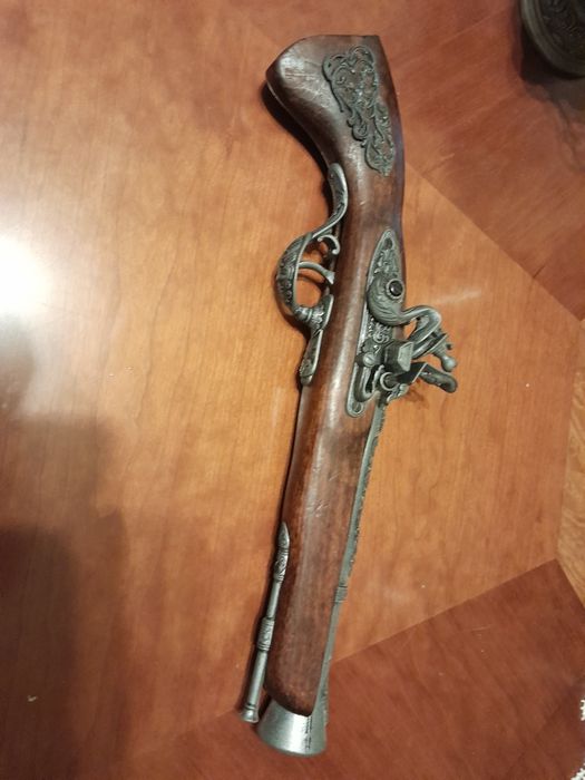 Pistotola de madeira. Decoração