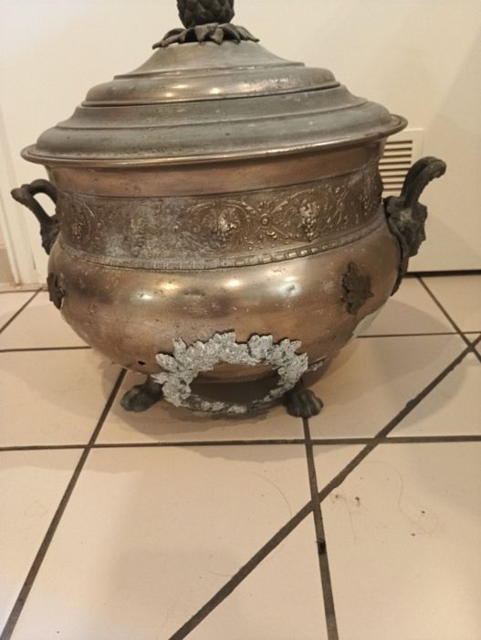 Stara waza z ornamentem w stylu francuskim