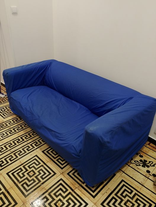 Sofá, móvel e mesa