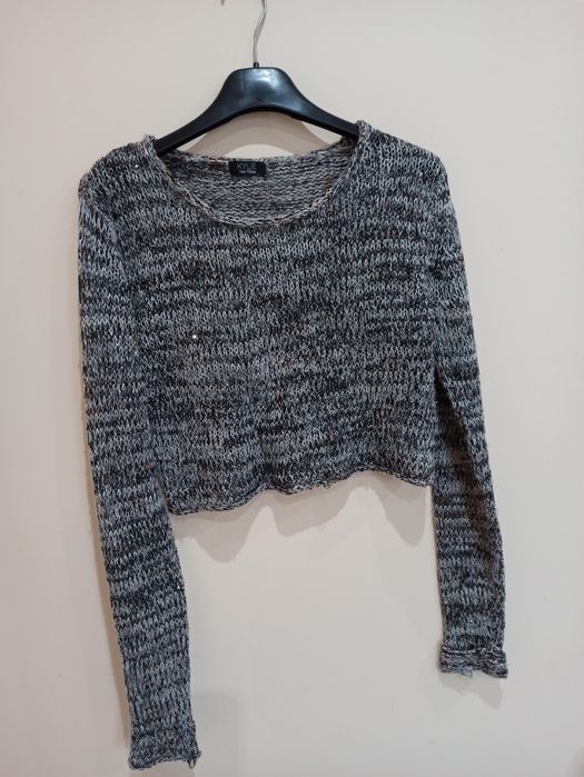 Mieniący się krótki sweterek z długim rękawem