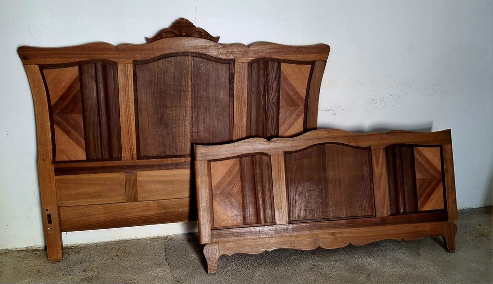 Cama em madeira antiga