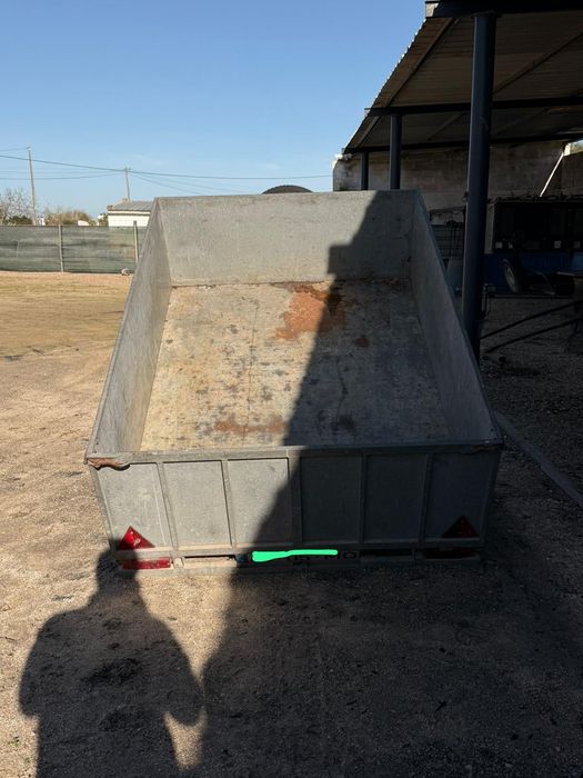 Reboque-Atrelado- Medidas 1.12 ) comprimento  medida 1.50 largura.