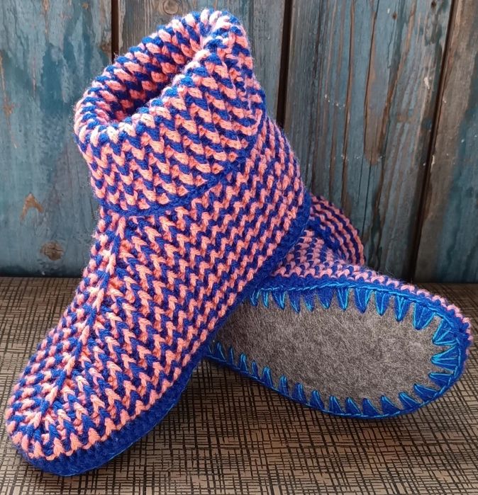 Вязаные тапочки, вязаные носки, в'язані капці, в'язані шкарпетки.