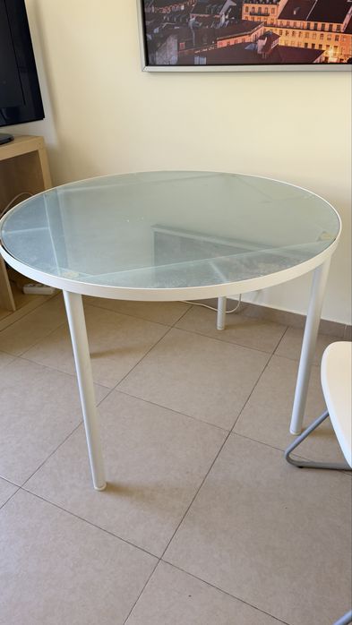 Mesa branca tampo vidro