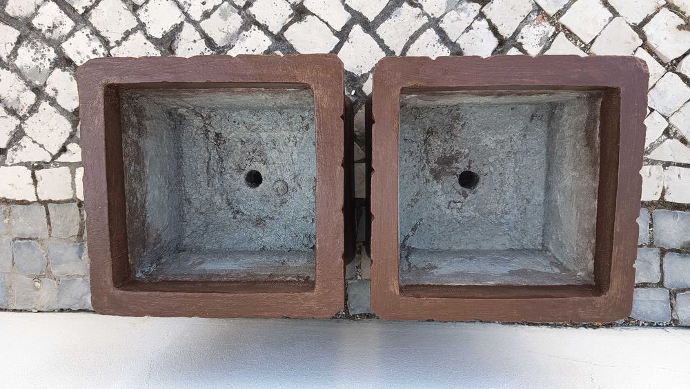 Vasos castanhos em cimento