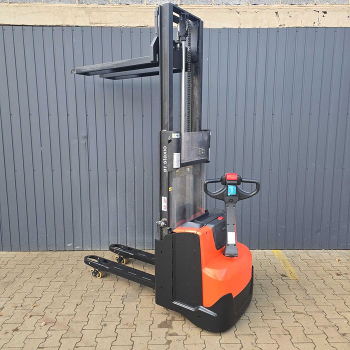 Paleciak elektryczny z niskim masztem Toyota Swe 200 unoszone ramiona