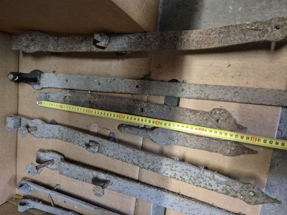 Stare, kute, zawiasy drzwi