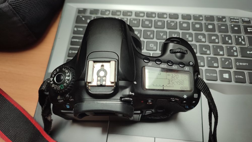 canon 60d с картой памяти, аккумулятором и зарядкой.