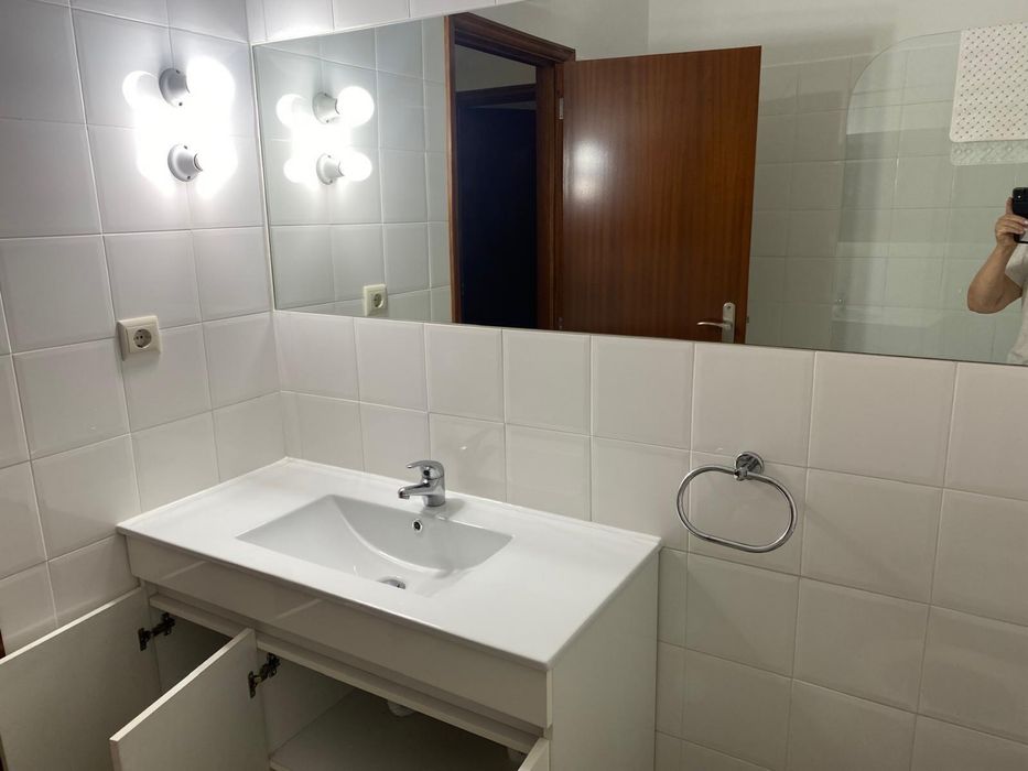 Arrenda-se quarto menina na Av. 1o de Maio